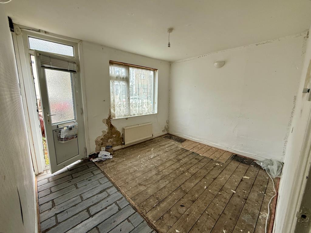 Lot: 133 - MID-TERRACE HOUSE FOR REFURBISHMENT - Living room